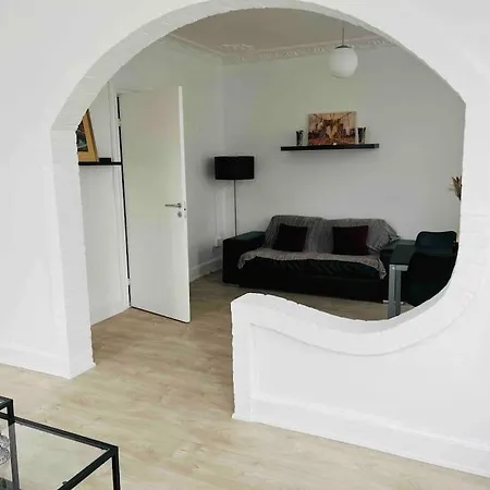 Lovely 1-bedroom In C דירה