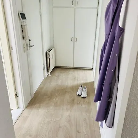 Lovely 1-bedroom In C דירה *